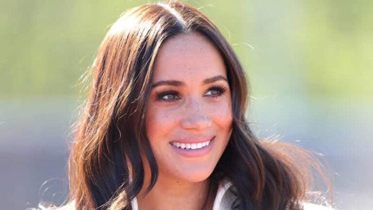 meghan markleTold Queen Stand on Balcony