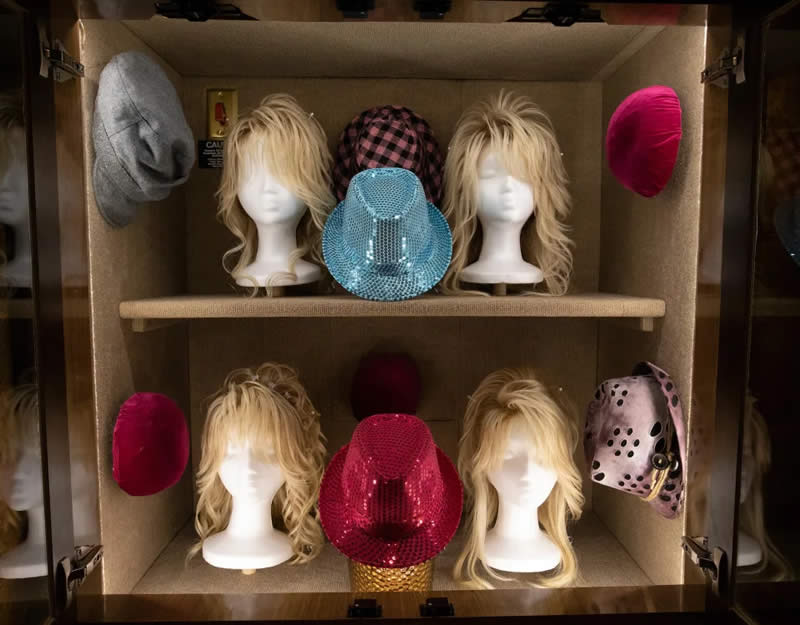 Partons wigs in Tour bus